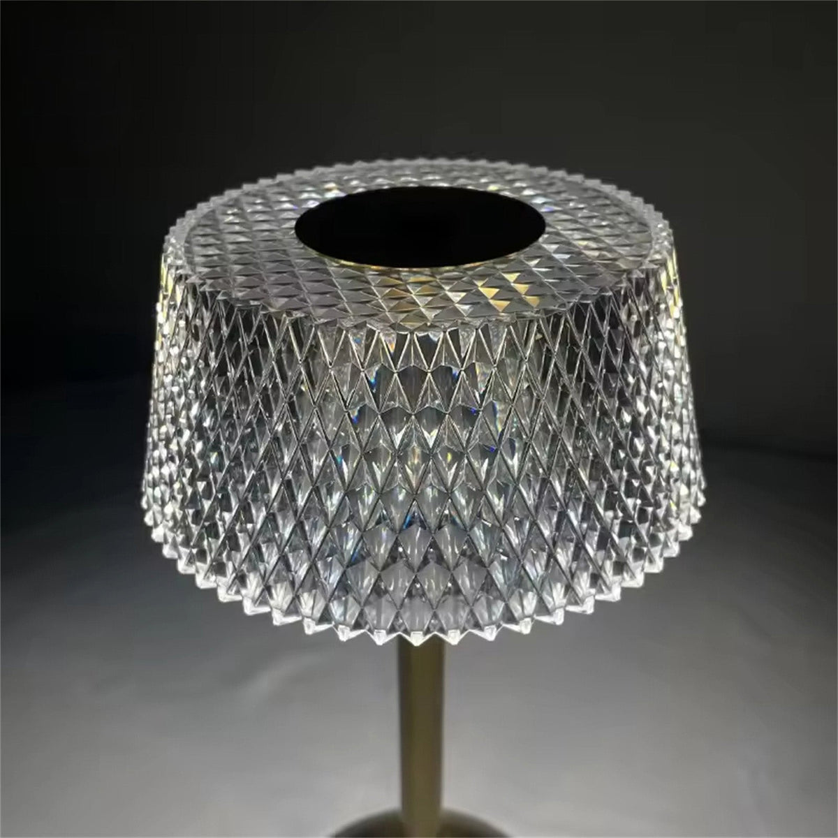 Diamant-Tischleuchte mit Acrylschirm in Messingoptik – Bild 3