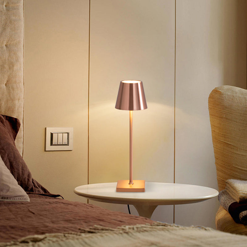 Kabellose LED-Tischleuchte aus Metall in Roségold – Bild 6