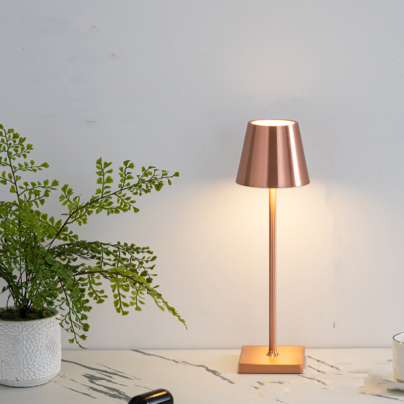 Kabellose LED-Tischleuchte aus Metall in Roségold – Bild 5