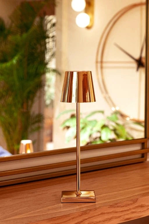Kabellose LED-Tischleuchte aus Metall in Roségold – Bild 4