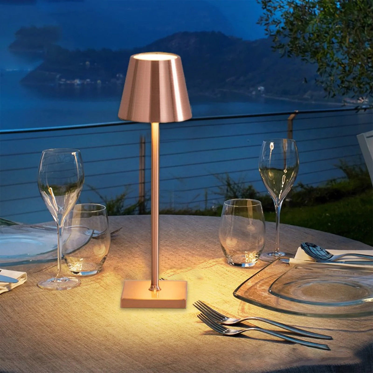 Kabellose LED-Tischleuchte aus Metall in Roségold – Bild 3