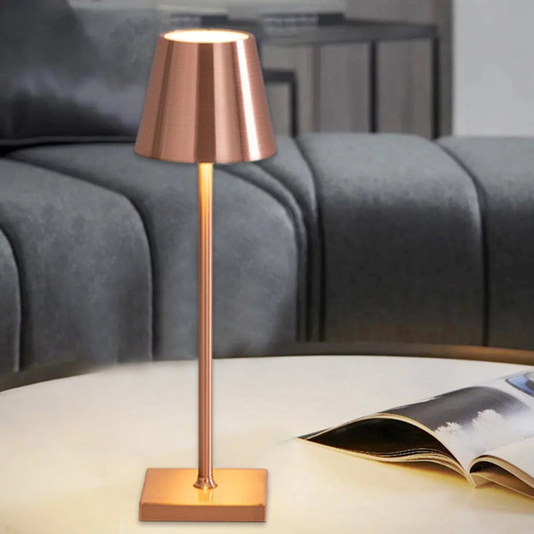 Kabellose LED-Tischleuchte aus Metall in Roségold